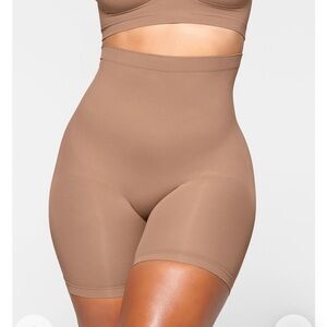 Skims Mid Thigh Short (in Sienna)